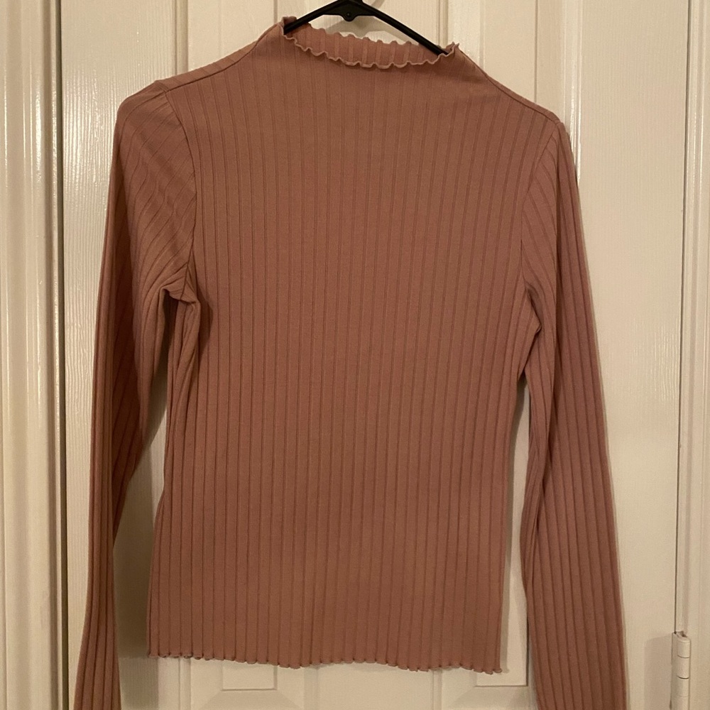 Cute long sleeve shirt, only used once.
